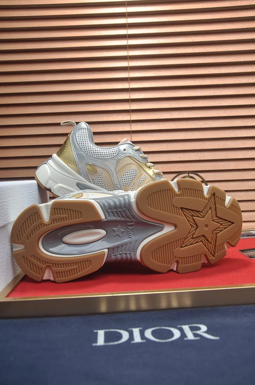 Men's shoes 💰: 640💶 (couples model) Brand: Dior (Dior) Standard code: Women's code 35-40. Men's code 38-44 (45 customized) Grade: Same as the official website Material: Top-quality original cowhide stitching Original wear-resistant and lightweight outsole Style category: Fashionable casual shoes Distinguished luxury brand elements top luxury Color: Actual picture color